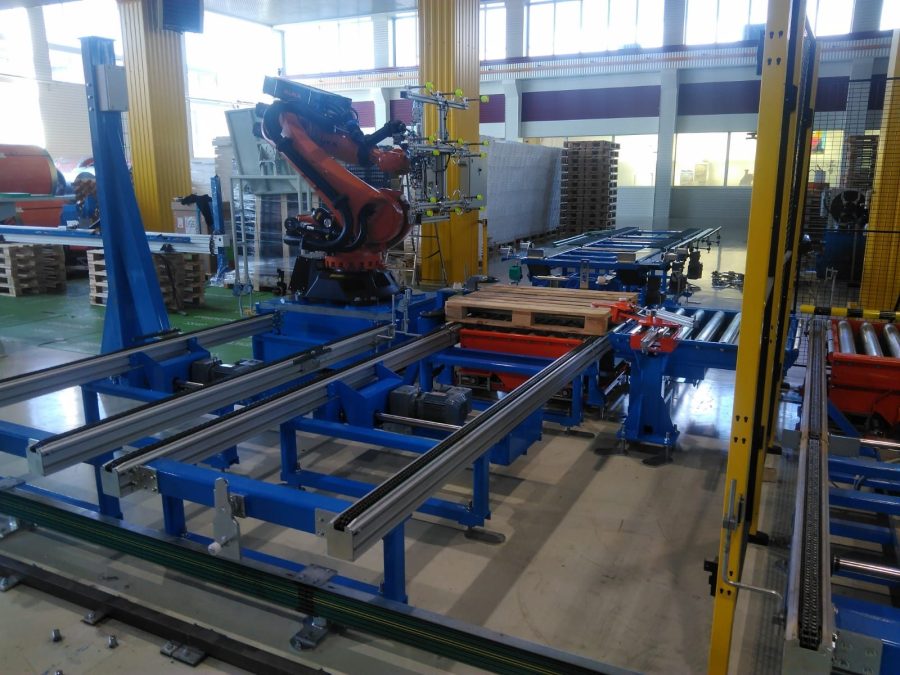 Stacja przenośnikowa z robotem i zabudową z niebieskich profili aluminiowych
