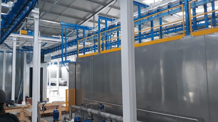 Zabudowa i konstrukcje stalowe wewnątrz hali produkcyjnej