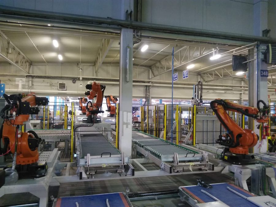 Roboty przemysłowe przy przebudowywanej linii przenośników