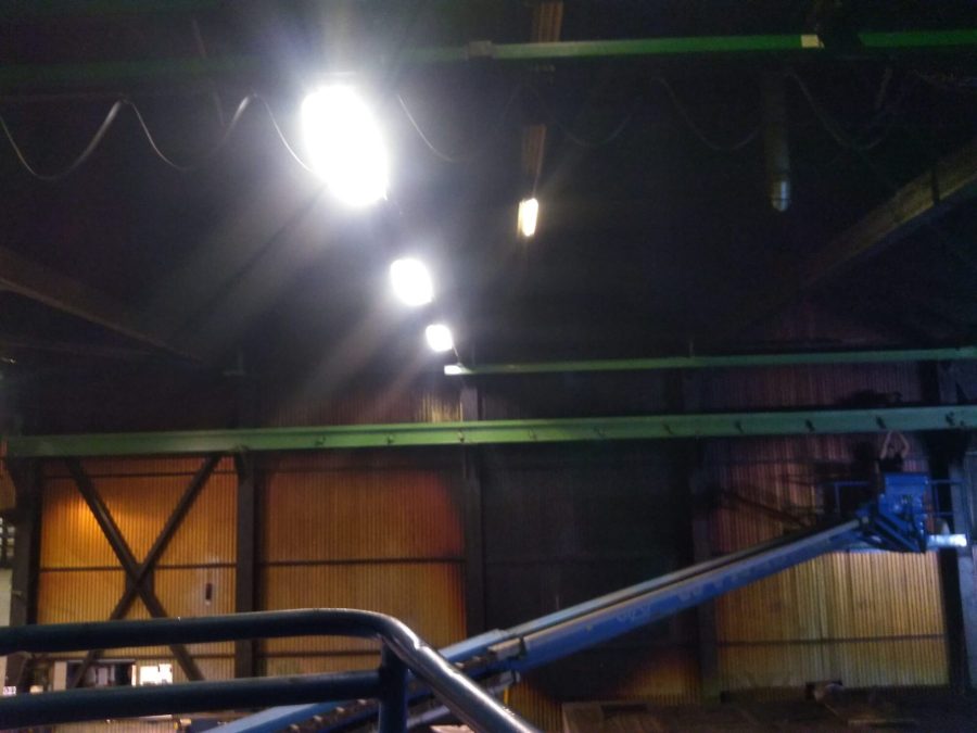 Praca nocna w hali produkcyjnej przy modernizacji instalacji