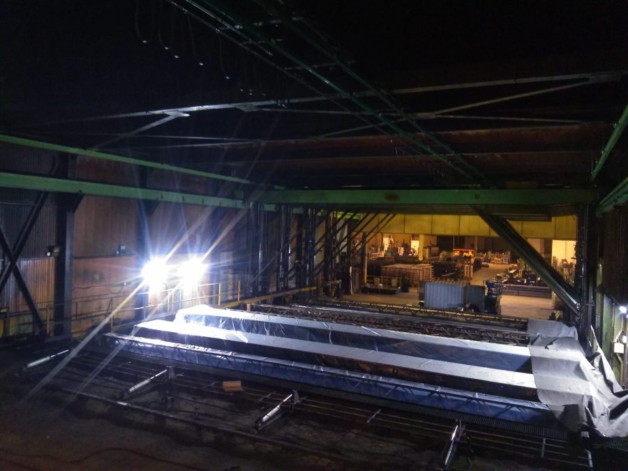 Montaż elementów instalacji w hali w porze nocnej